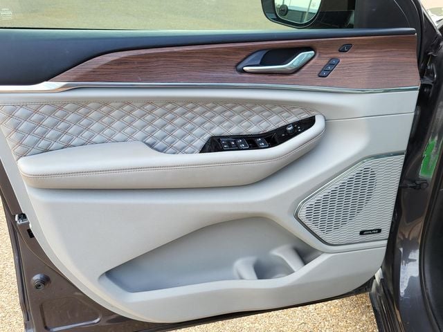 2022 Jeep Grand Cherokee Summit